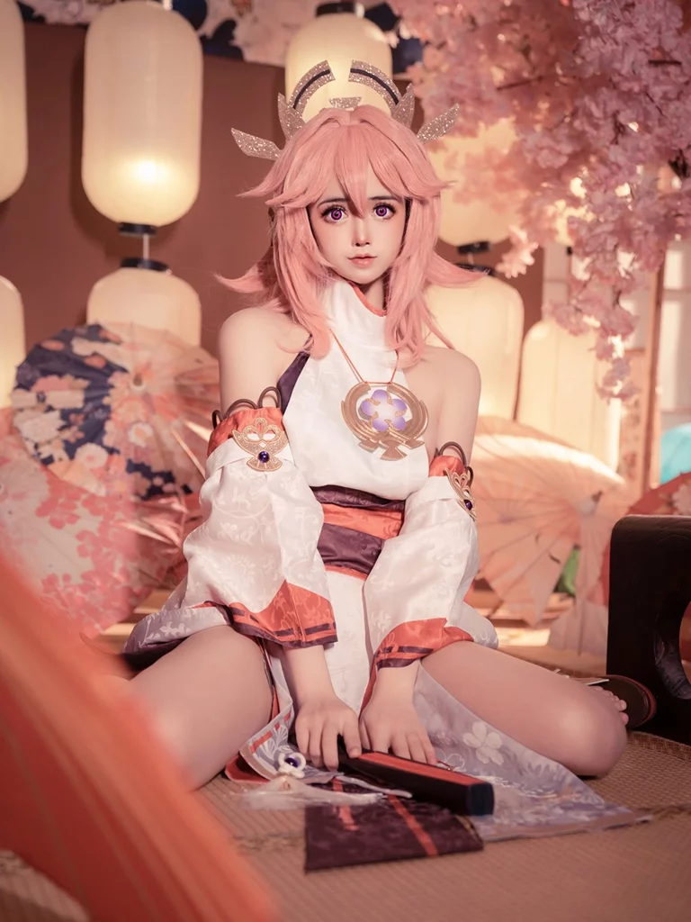 Откровенный косплей обнажившейся Yae Miko из Genshin Impact от SleeppyLee1