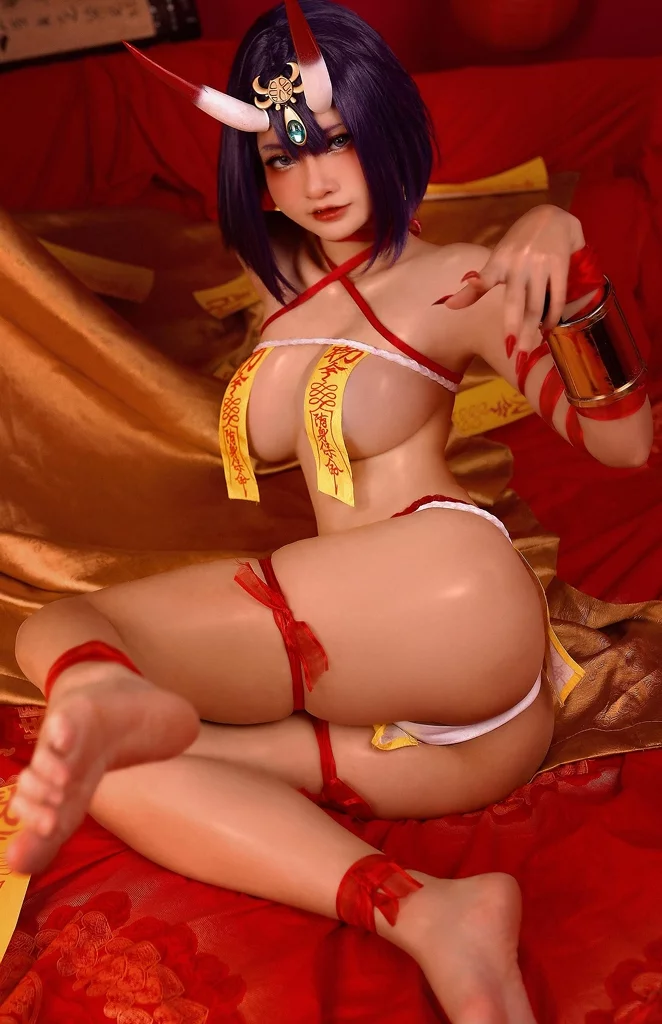 Откровенный косплей Shuten-Douji одетой лишь в веревочки из Fate/Grand Order от Azami