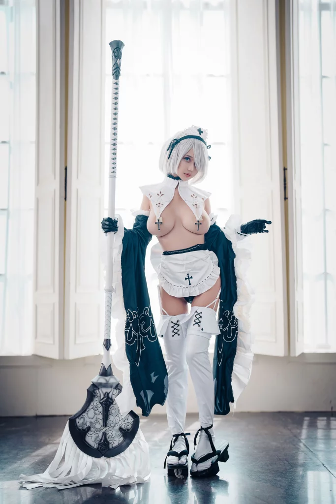 Сексуальный косплей 2B в образе пошлой горничной из NieR: Automata от Okita Rinka
