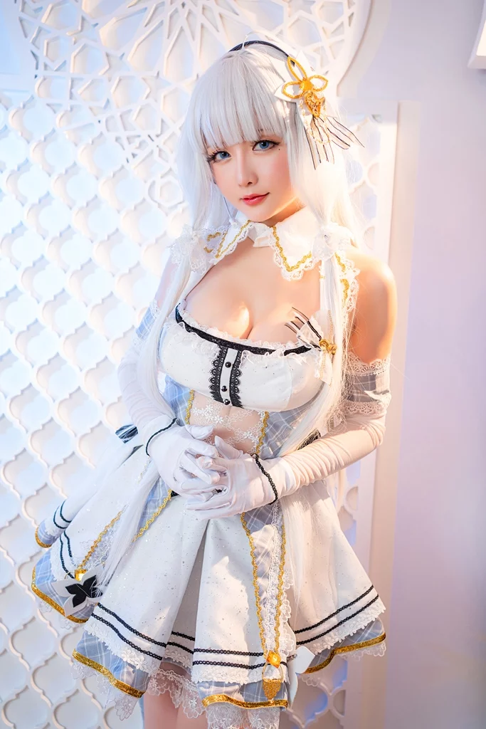Возбуждающий косплей авианосца Illustrious из Azur Lane от Hoshilily