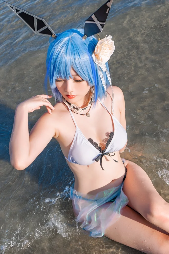 Возбуждающий косплей линкора Gascogne в купальнике из Azur Lane от Messie Huang