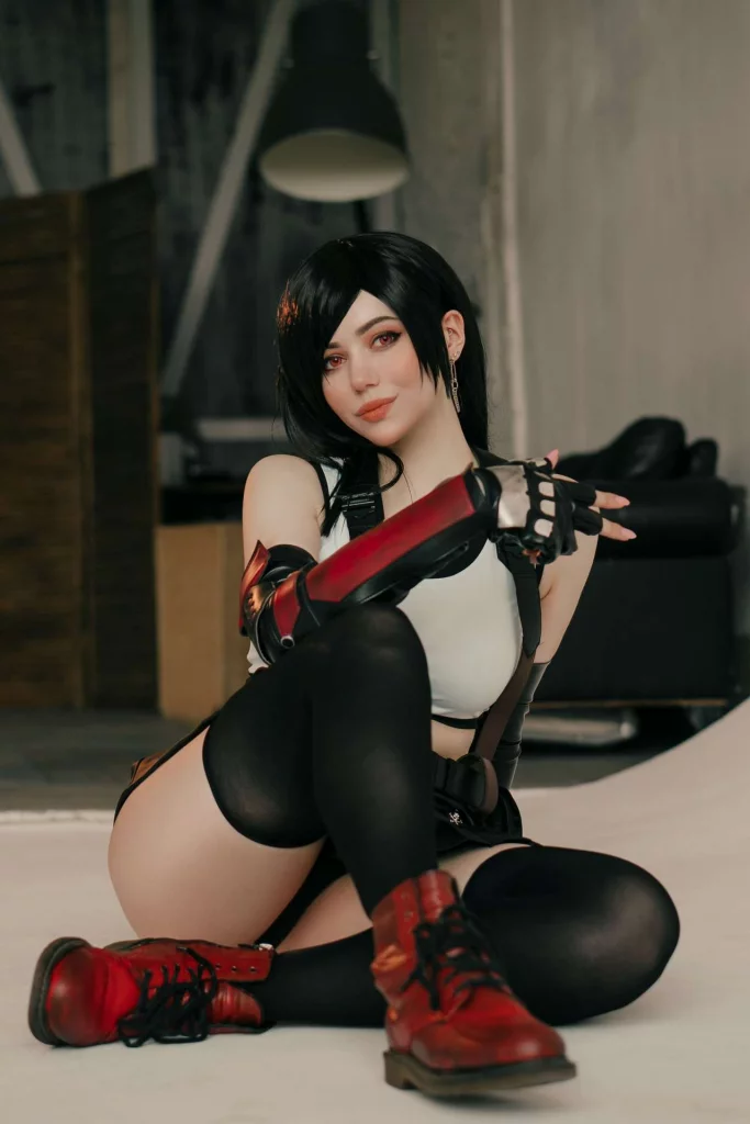 Эротический косплей бародержательницы Tifa Lockhart из Final Fantasy VII от Alina Becker