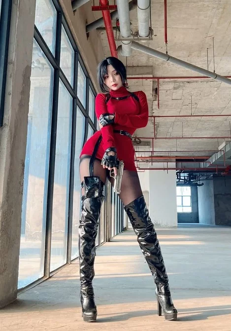 Косплей двуличной Ada Wong из Resident Evil от Umeko J