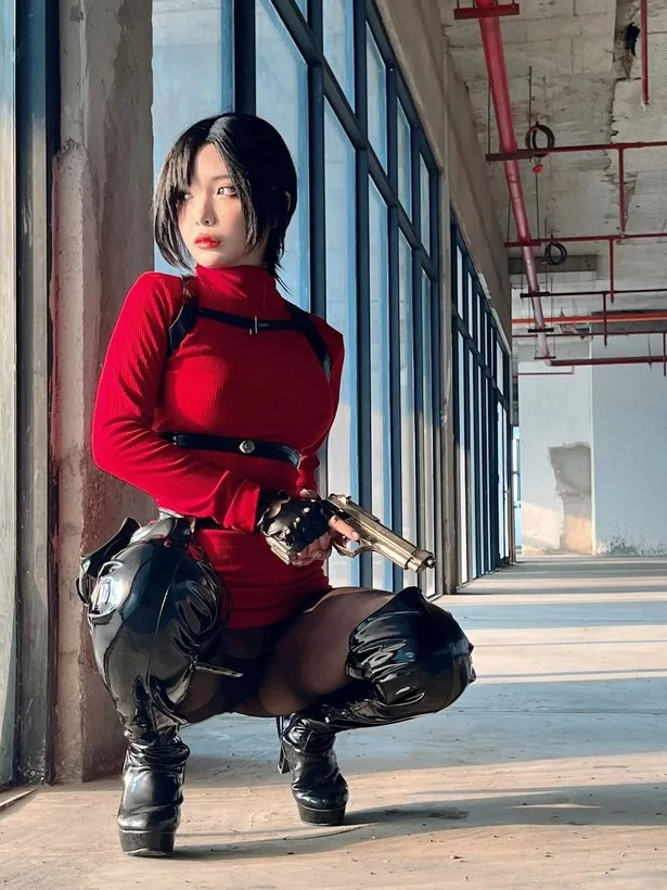 Косплей двуличной Ada Wong из Resident Evil от Umeko J