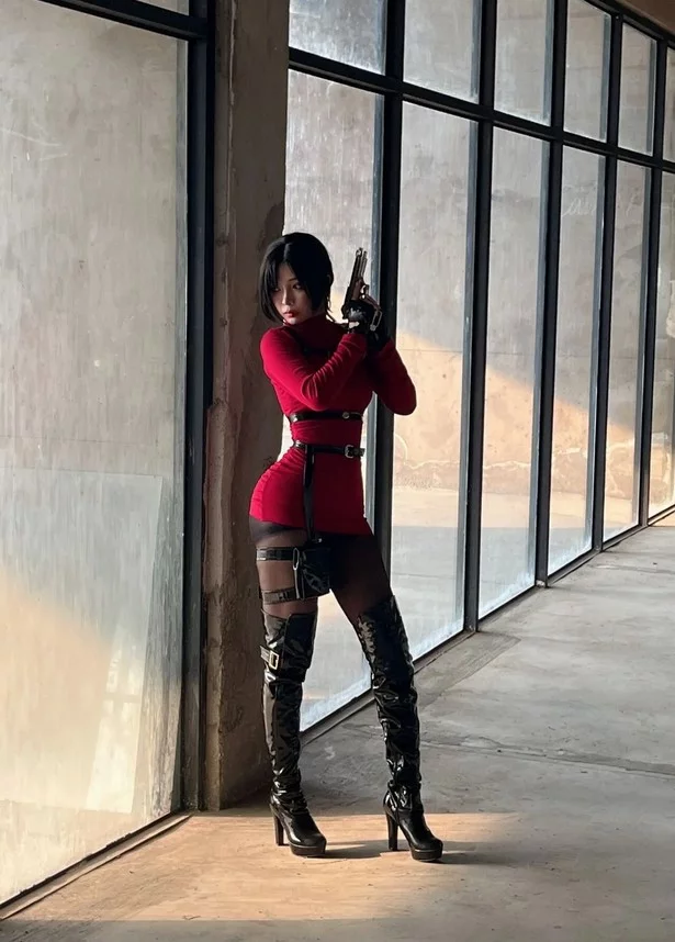 Косплей двуличной Ada Wong из Resident Evil от Umeko J