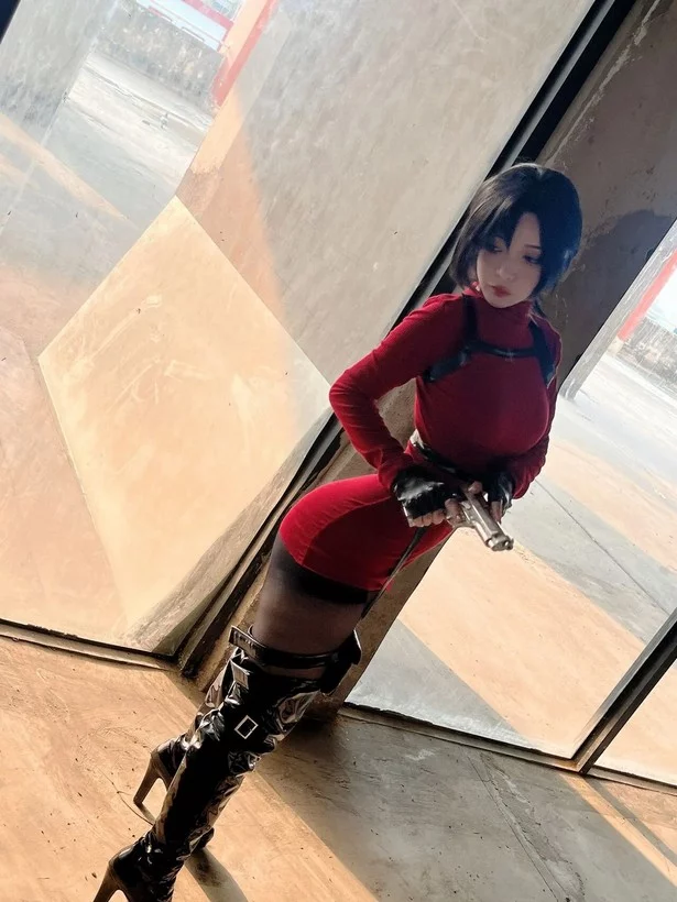 Косплей двуличной Ada Wong из Resident Evil от Umeko J