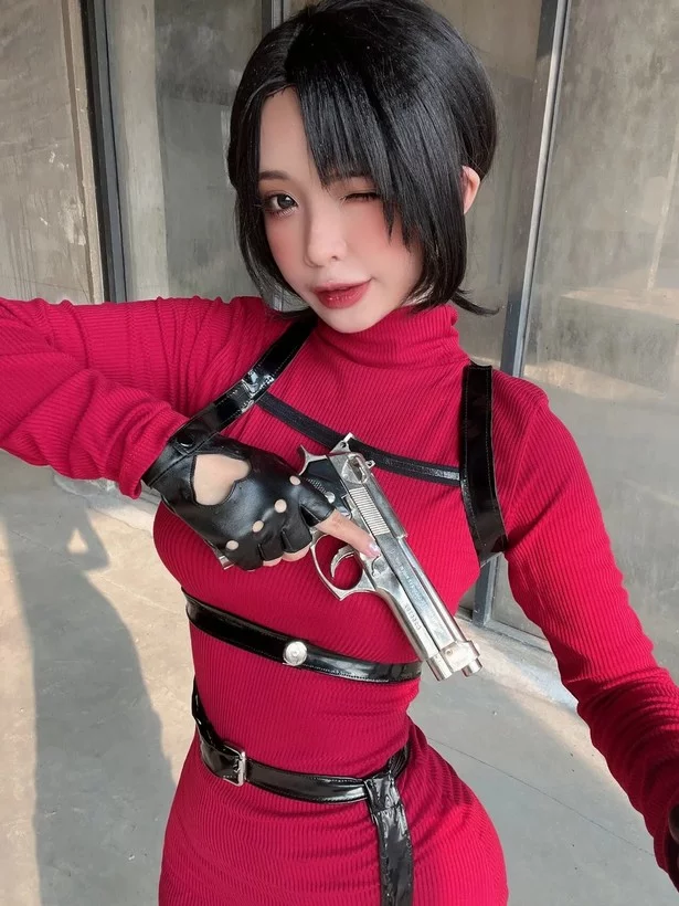 Косплей двуличной Ada Wong из Resident Evil от Umeko J