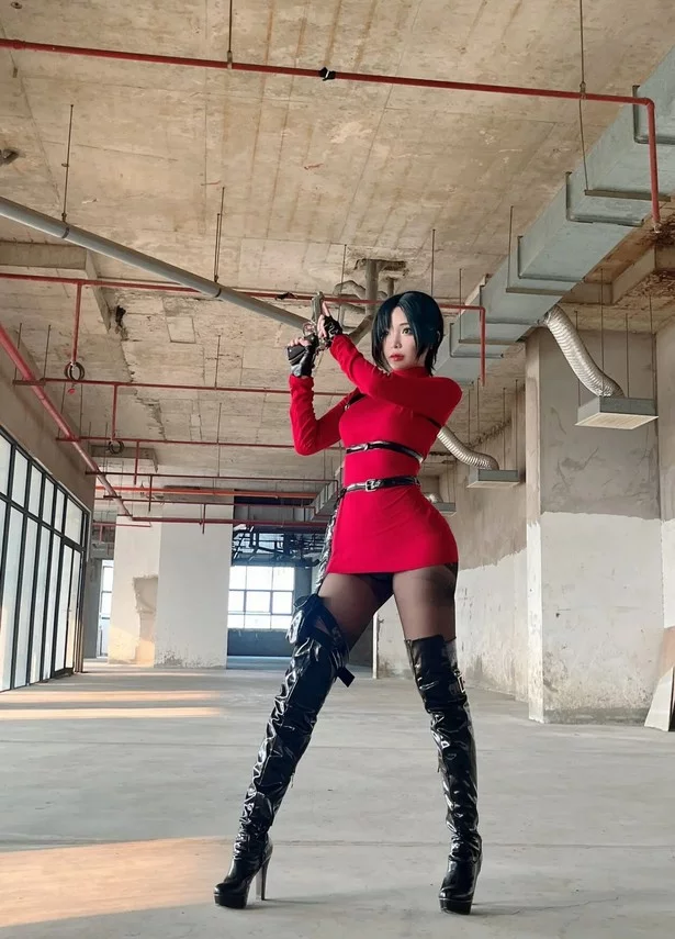 Косплей двуличной Ada Wong из Resident Evil от Umeko J