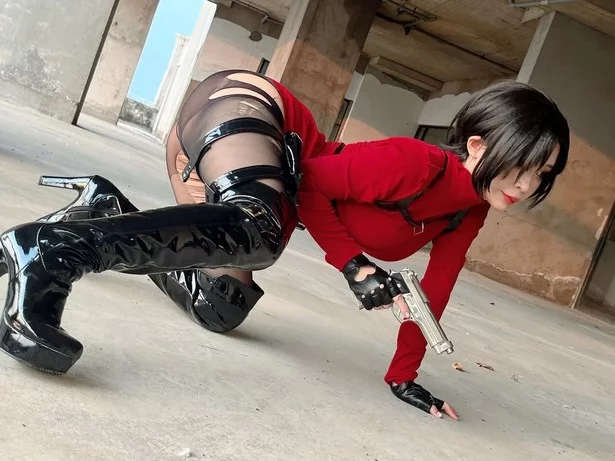 Косплей двуличной Ada Wong из Resident Evil от Umeko J