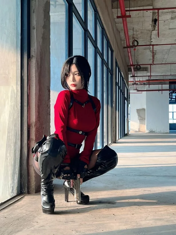 Косплей двуличной Ada Wong из Resident Evil от Umeko J