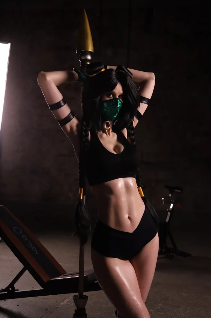 Косплей охранницы Jade из серии файтингов Mortal Kombat от KittiLittl 