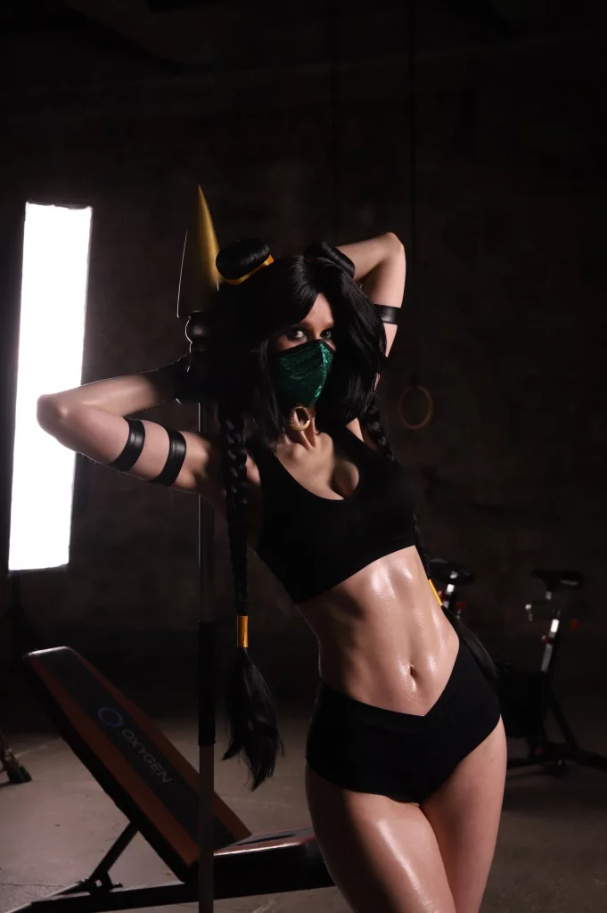 Косплей охранницы Jade из серии файтингов Mortal Kombat от KittiLittl 