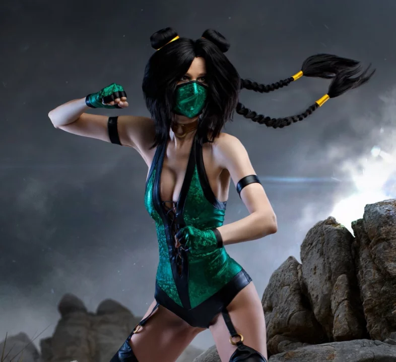 Сексуальный косплей охранницы Jade из серии файтингов Mortal Kombat от KittiLittl