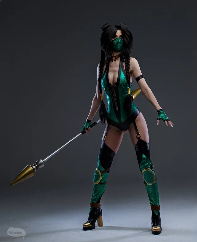 Косплей охранницы Jade из серии файтингов Mortal Kombat от KittiLittl 