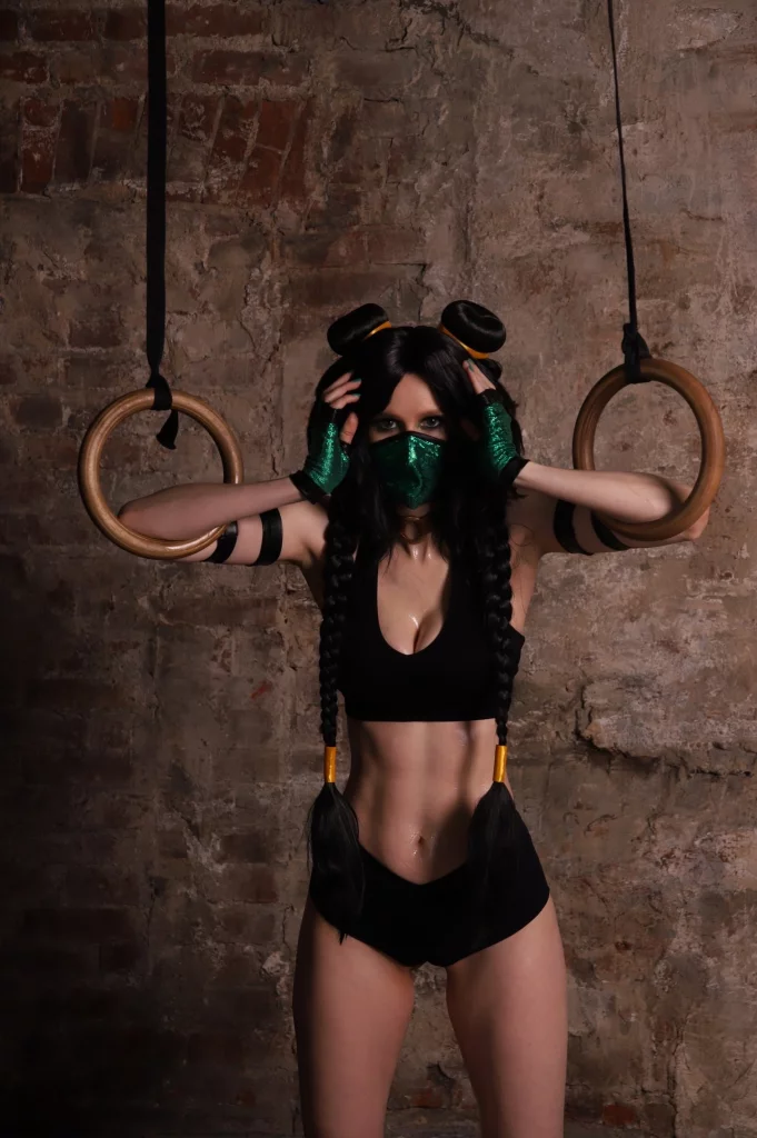 Косплей охранницы Jade из серии файтингов Mortal Kombat от KittiLittl 
