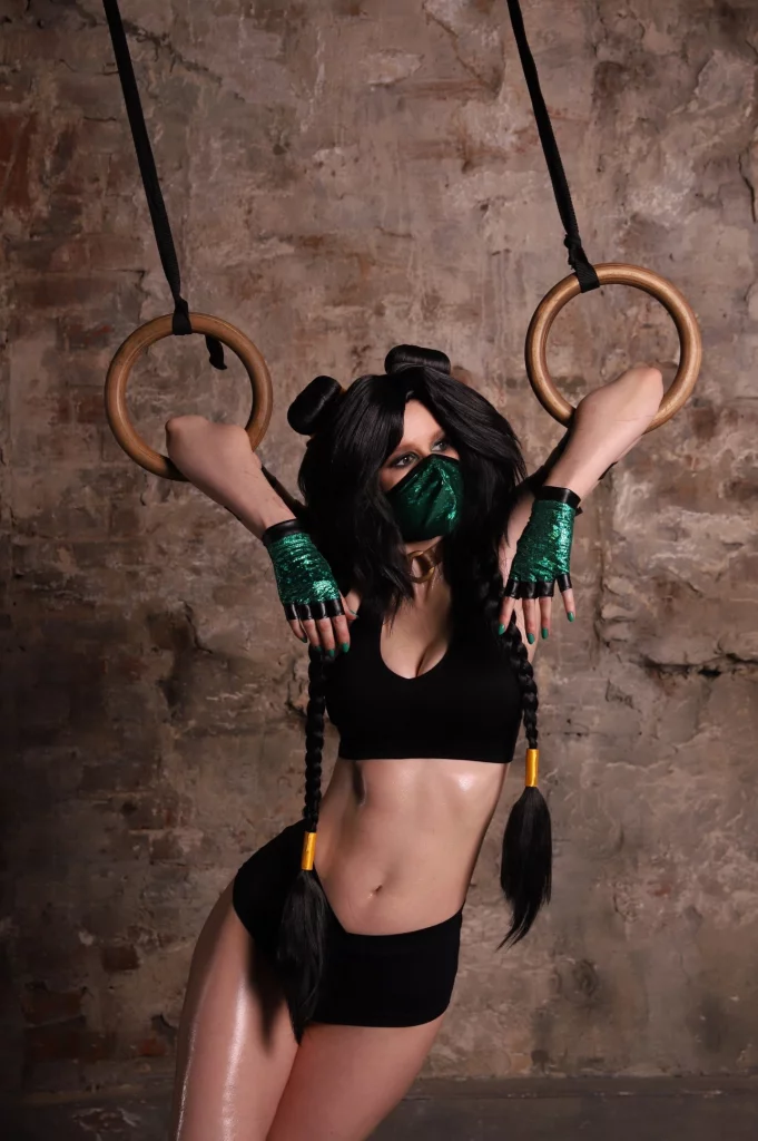 Косплей охранницы Jade из серии файтингов Mortal Kombat от KittiLittl 