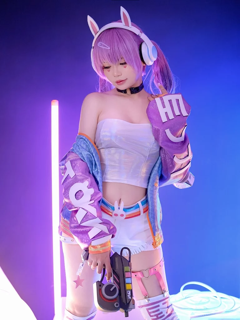 Возбуждающий косплей D.Va в скине EDM из Overwatch от ZinieQ