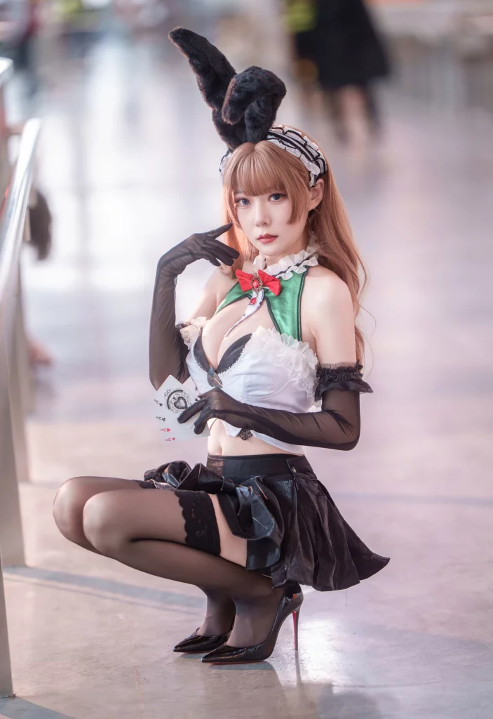 Возбуждающий косплей лёгкого крейсера Monica из Azur Lane