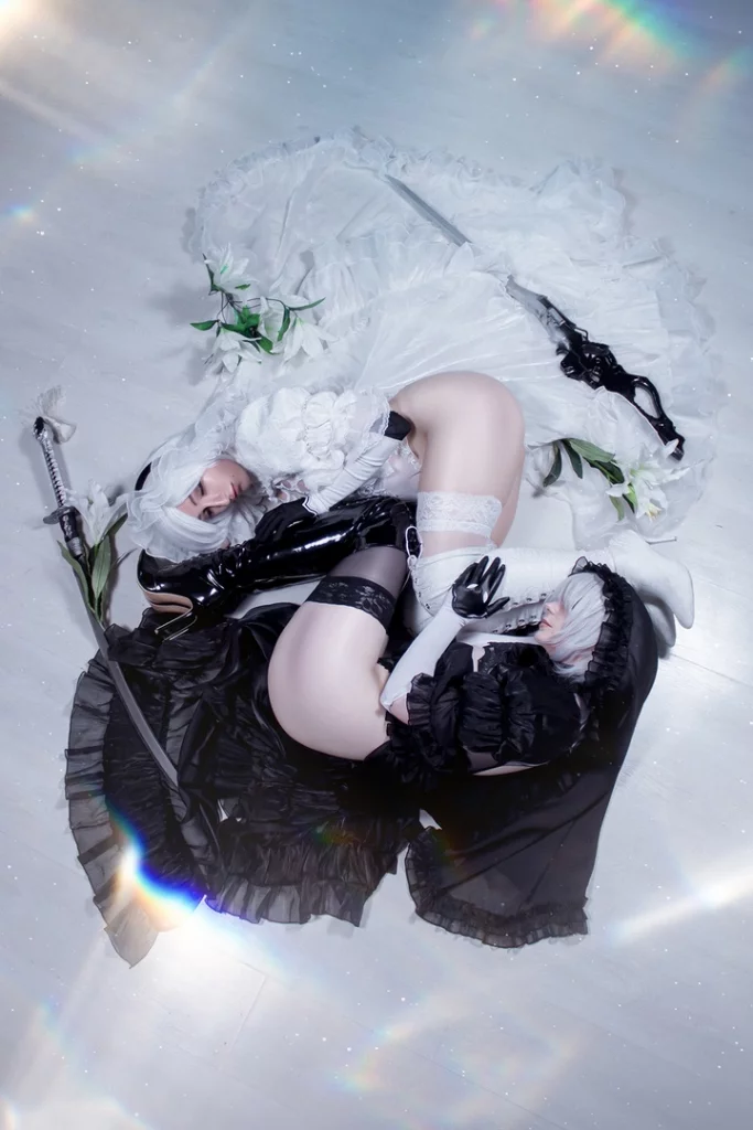 Эротический косплей двух 2b в откровенных свадебных нарядах из Nier Automata от Agflower и Sevir 4