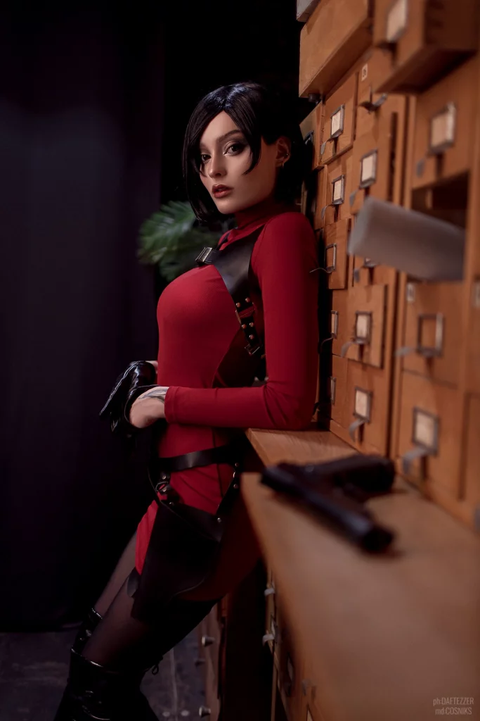 Косплей Ada Wong из сурвайвл хоррора Resident Evil 4 Remake от Cosniks Cosplay 7