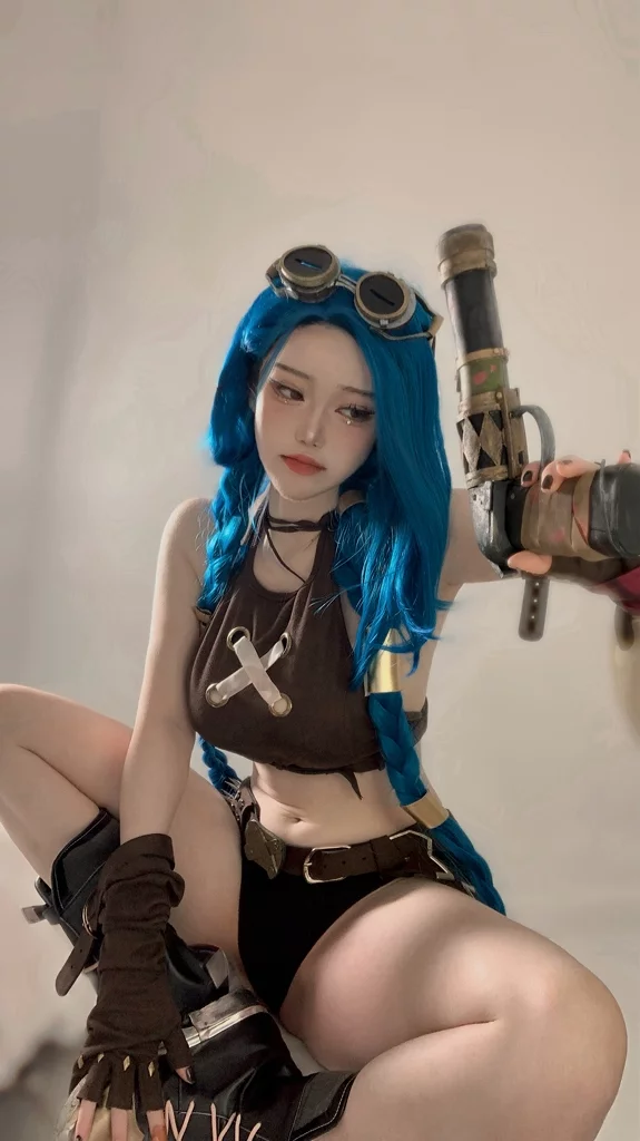 Горячий косплей безумной и опасной Jinx из League Of Legends и Arcane от Evawish 2