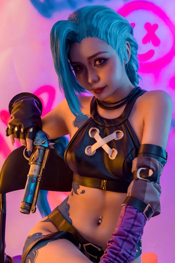 Откровенный косплей безумной Jinx из League Of Legends и Arcane от Umeko J 8