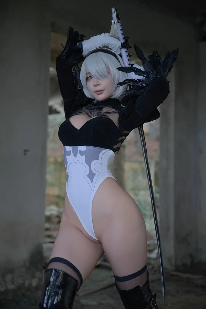 Косплей побитой 2b без юбки из Nier Automata от Umeko J 2