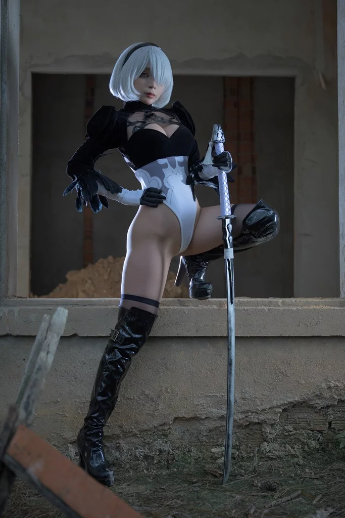 Косплей побитой 2b без юбки из Nier Automata от Umeko J 3