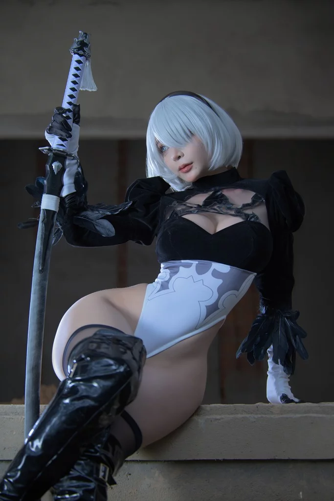 Косплей побитой 2b без юбки из Nier Automata от Umeko J 6