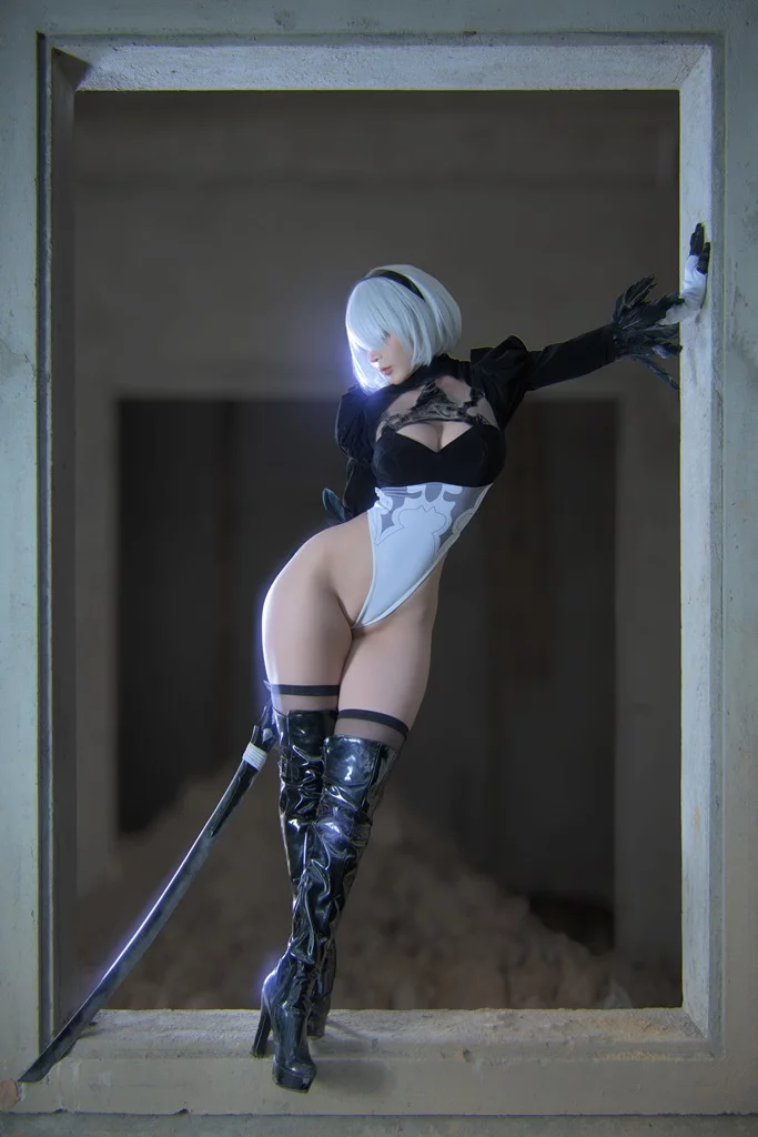 Косплей побитой 2b без юбки из Nier Automata от Umeko J 7