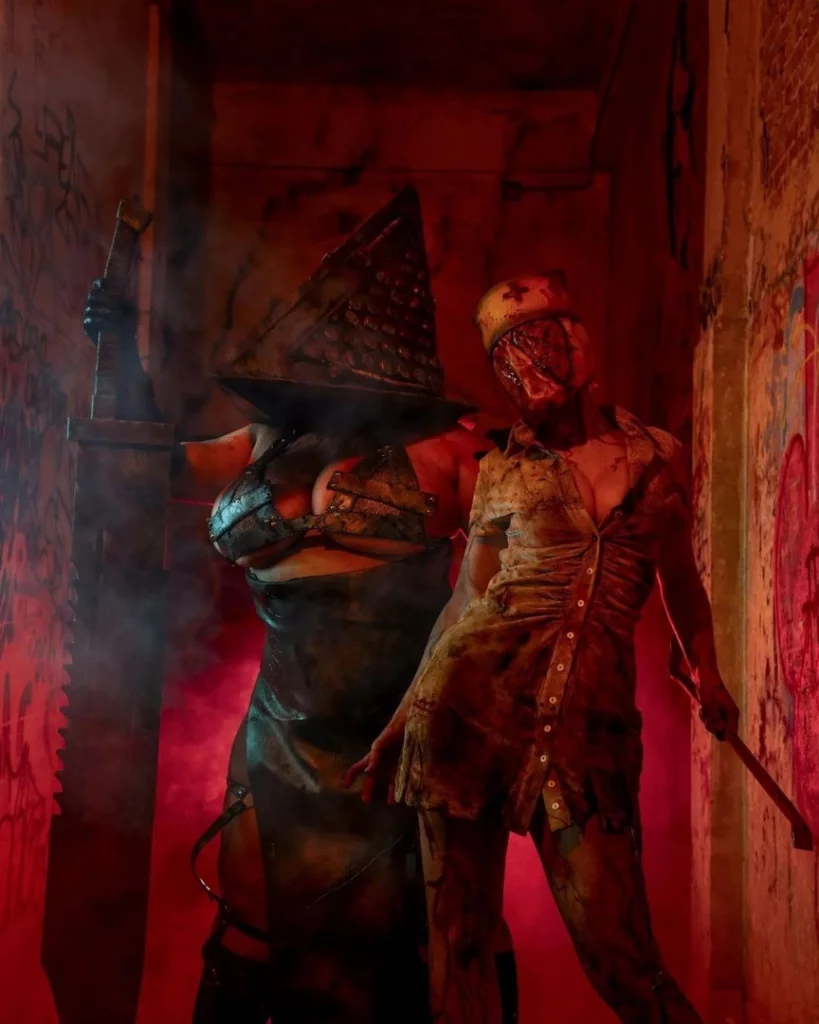 Возбуждающий косплей Pyramidhead и Nurse из Silent Hill 2 от Multifluffyness и Liensue 1
