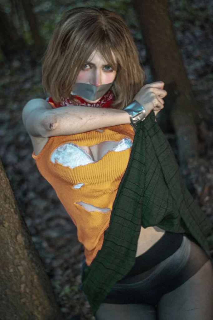Косплей беспомощной Ashley Graham из Resident Evil 4 Remake от Ryo Kizuchi 7