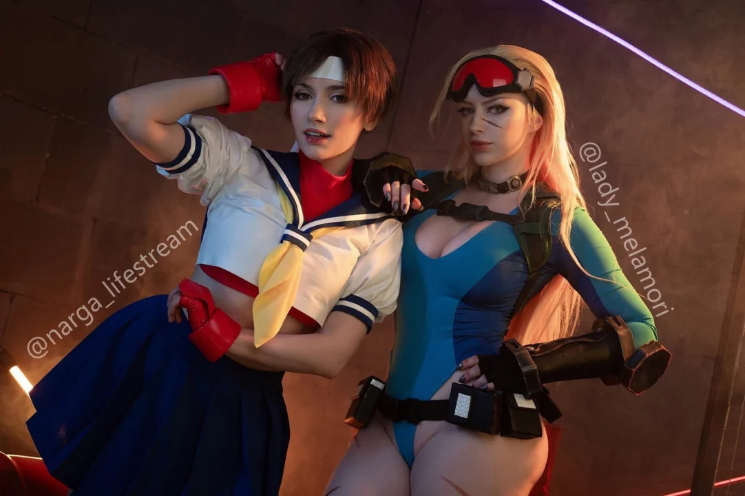 Косплей боевой Cammy White и Sakura из серии файтингов Street Fighter от Lady Melamori и Narga Aoki 4