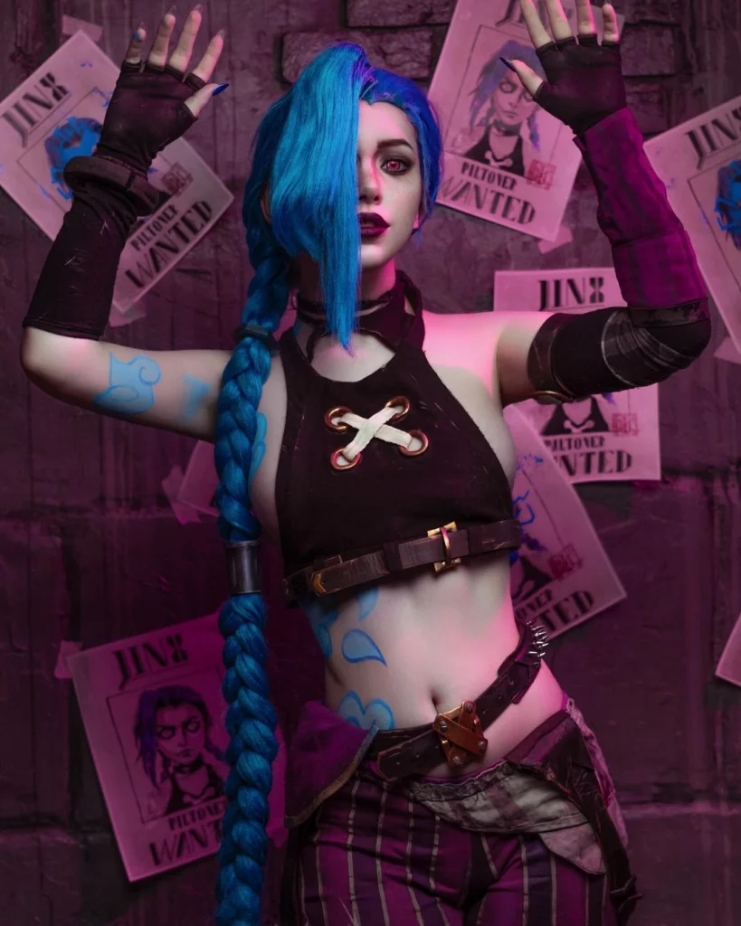 Косплей героини Зауна Jinx так же известной как Паудер из League Of Legends и Arcane от Ulichan 1