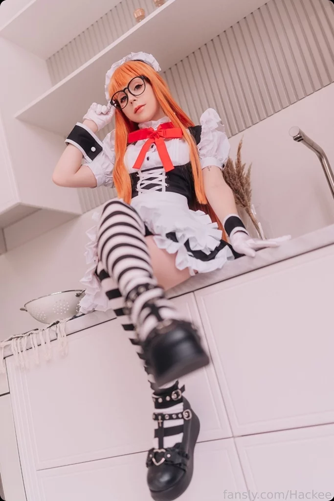 Косплей навигаторки Futaba Sakura в образе горничной из Persona 5 от Hackee 5