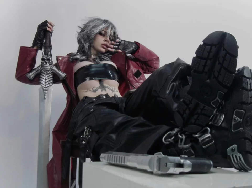 Косплей fem версии dante из слэшеров серии devil may cry от cinnannoe 1