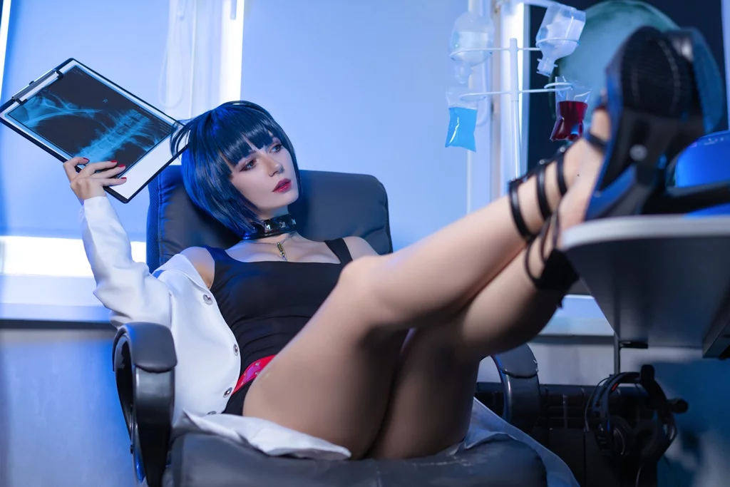 Косплей tae takemi из persona 5 от mik allen 1