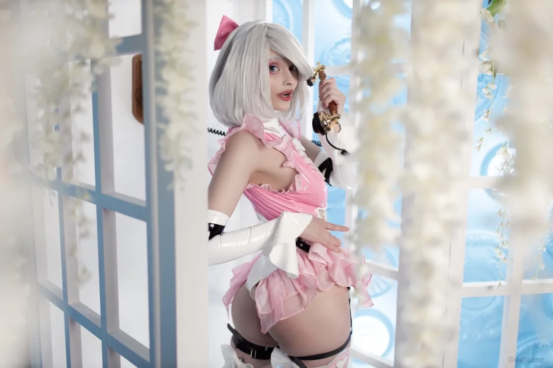 Косплей 2B в розовом наряде из NieR Automata от Cosniks
