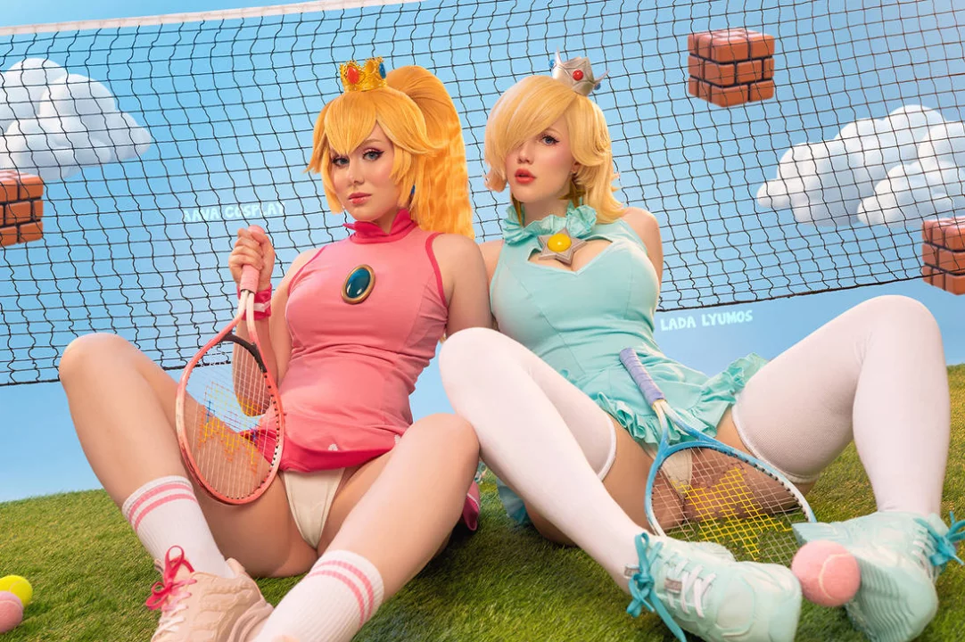 Косплей принцесс Rosalina и Peach из Mario от Lada Lyumos и Aava Hime