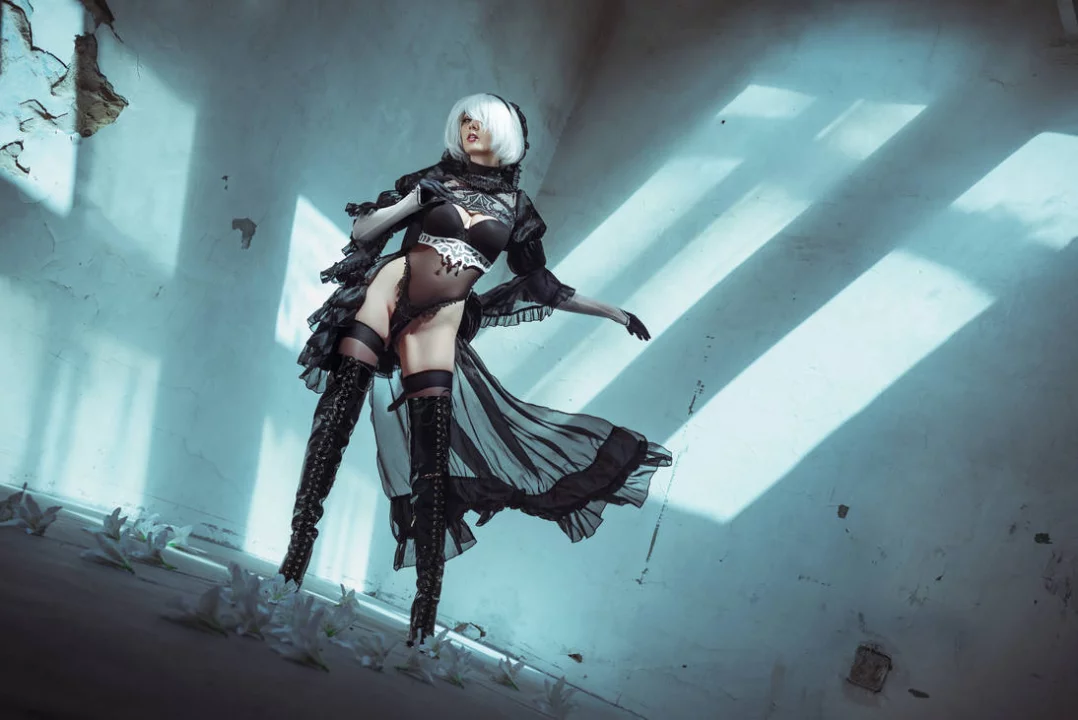 Косплей 2B в чёрном наряде невесты из NieR Automata от Bellatrix Aiden