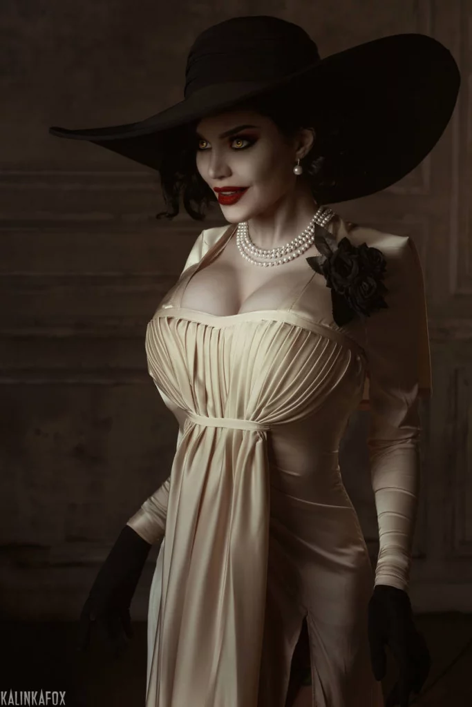 Косплей Alcina Dimitrescu из Resident Evil Village от Kalinka Fox