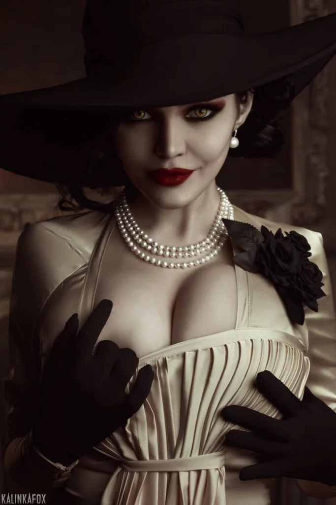 Косплей Alcina Dimitrescu из Resident Evil Village от Kalinka Fox