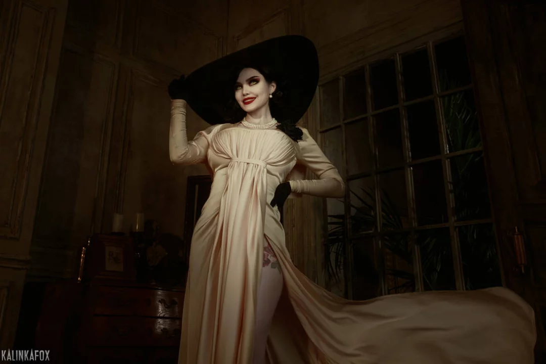 Косплей Alcina Dimitrescu из Resident Evil Village от Kalinka Fox