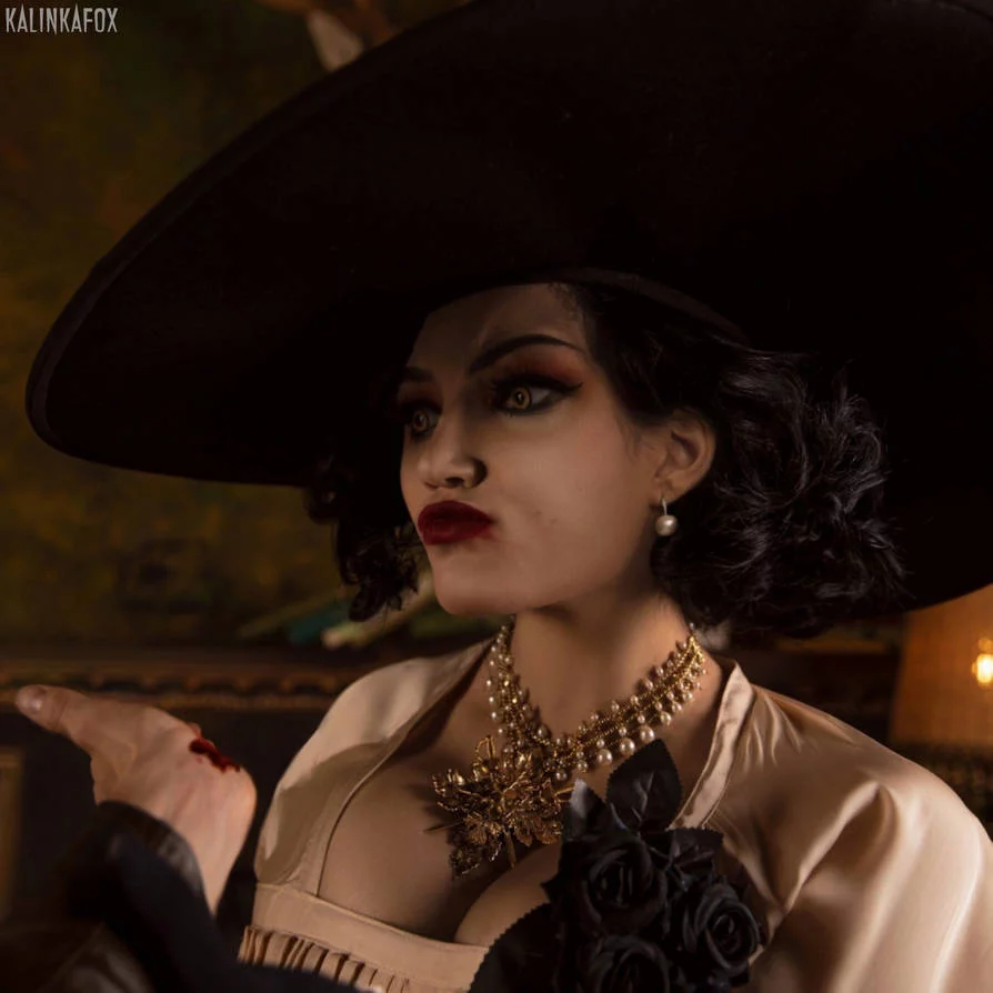 Косплей Alcina Dimitrescu из Resident Evil Village от Kalinka Fox