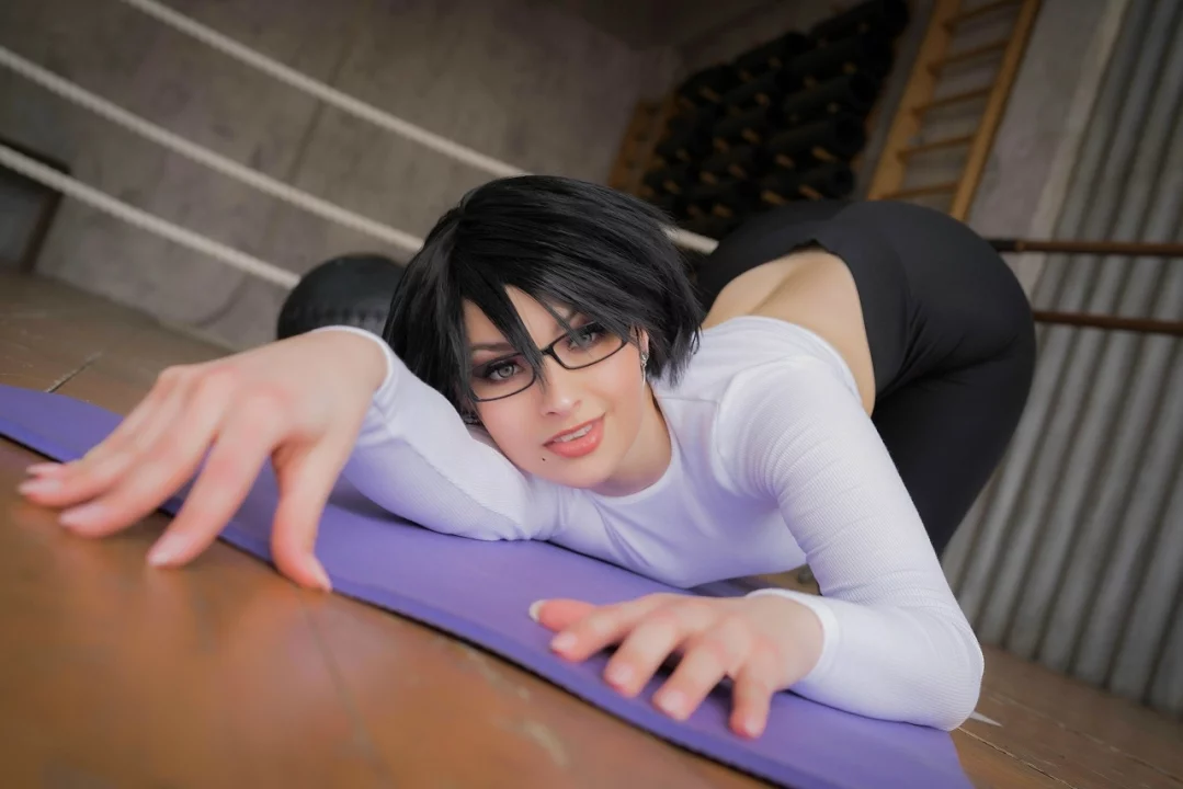 Косплей Байонетты в спортзале из собственно Bayonetta от Juk Cosplay