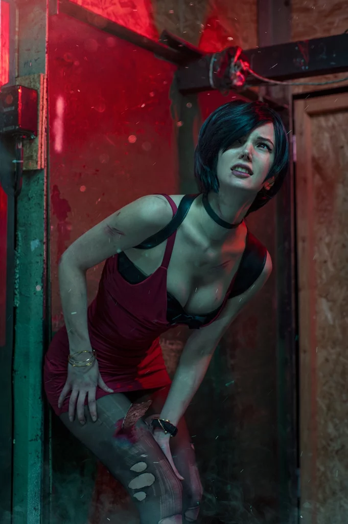 Косплей чуть потрёпанной Ada Wong из Resident Evil 2 Remake от Ksana Syn