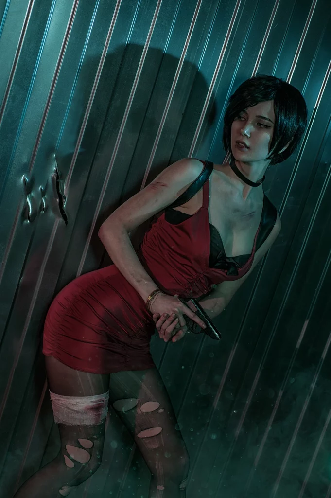 Косплей чуть потрёпанной Ada Wong из Resident Evil 2 Remake от Ksana Syn