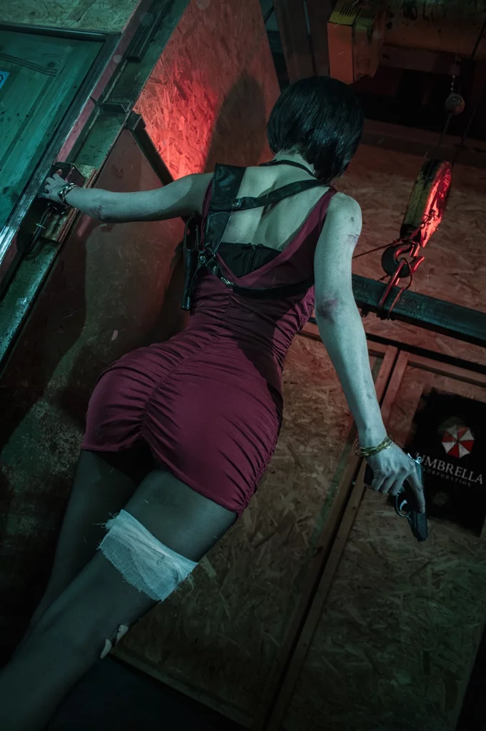 Косплей чуть потрёпанной Ada Wong из Resident Evil 2 Remake от Ksana Syn