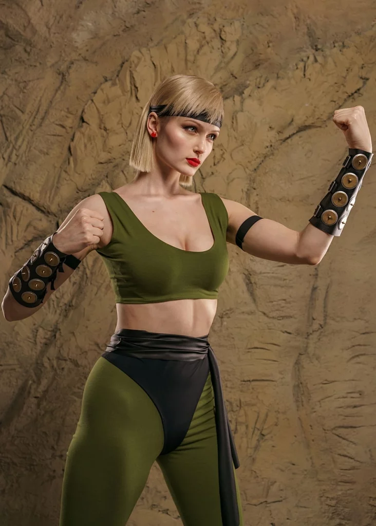 Косплей Sonya Blade в классическом наряде из франшизы Mortal Kombat от Tniwe