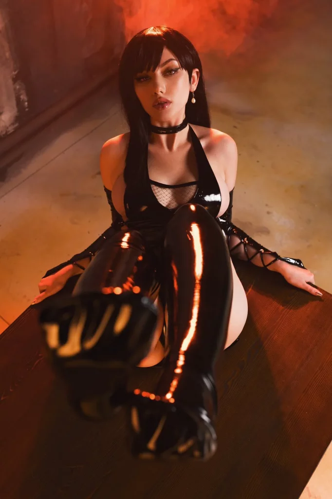 Косплей Tifa Lockhart в латексном наряде из Final Fantasy VII от Anna Aifert